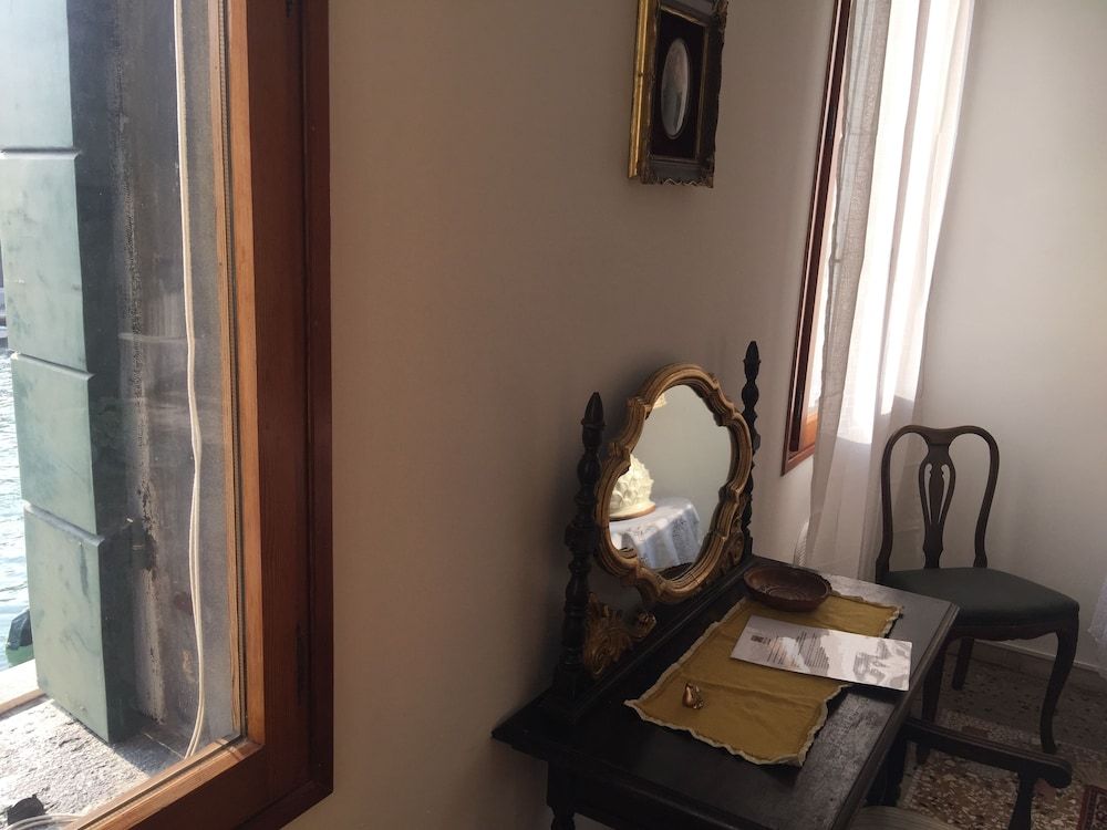 Princess Guest House Honeymoon Room, Shared Bathroom, Canal View 14