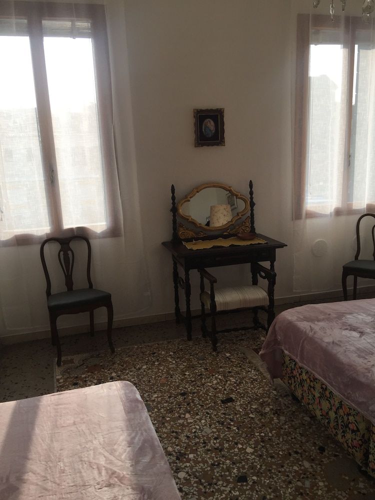 Princess Guest House Honeymoon Room, Shared Bathroom, Canal View 12