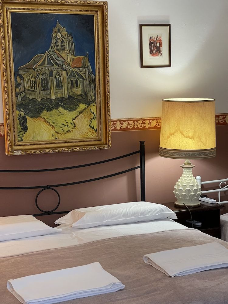 Princess Guest House Luxury Room, Shared Bathroom, Canal View 6