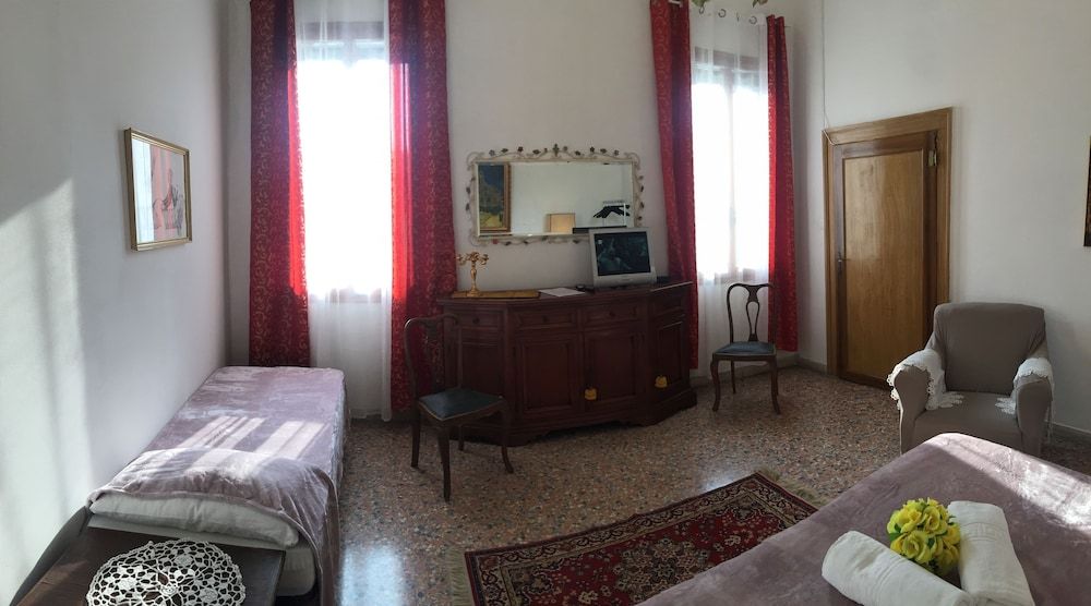 Princess Guest House Luxury Room, Shared Bathroom, Canal View 16