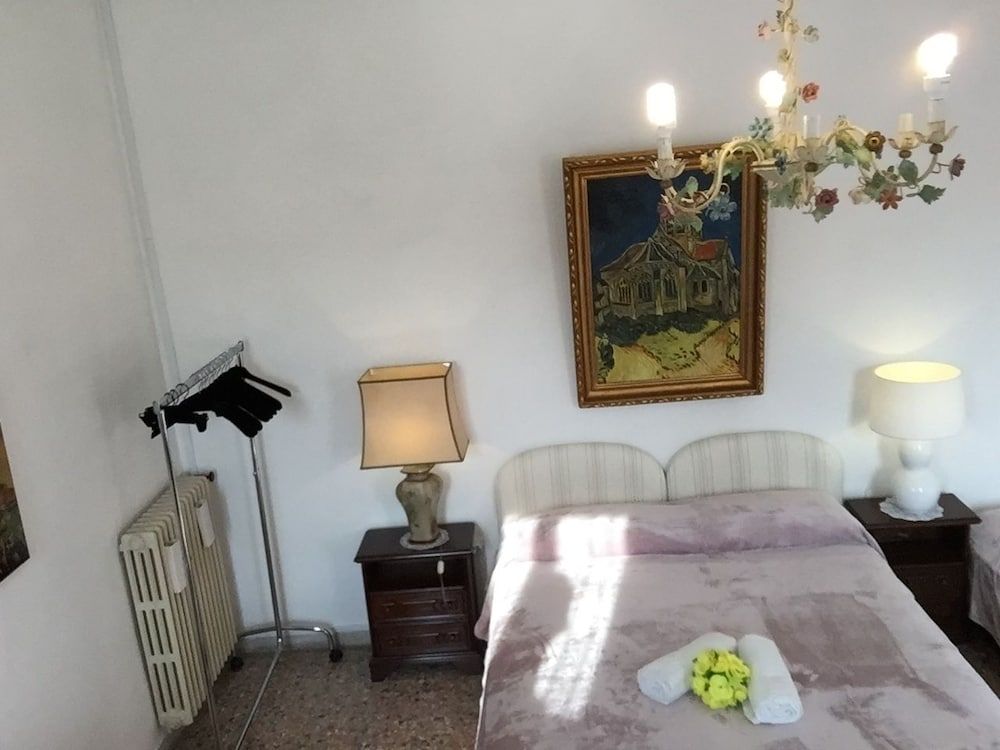 Princess Guest House Luxury Room, Shared Bathroom, Canal View