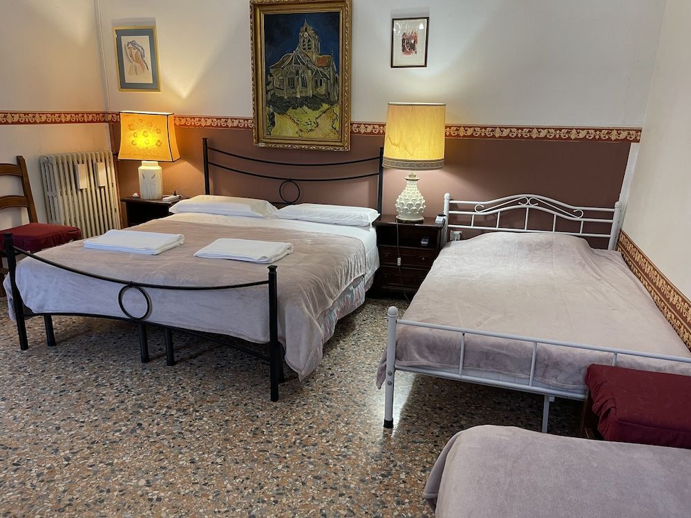 Princess Guest House Luxury Room, Shared Bathroom, Canal View 4