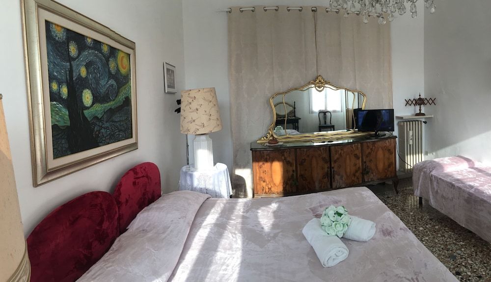 Princess Guest House Honeymoon Room, Shared Bathroom, Canal View 4