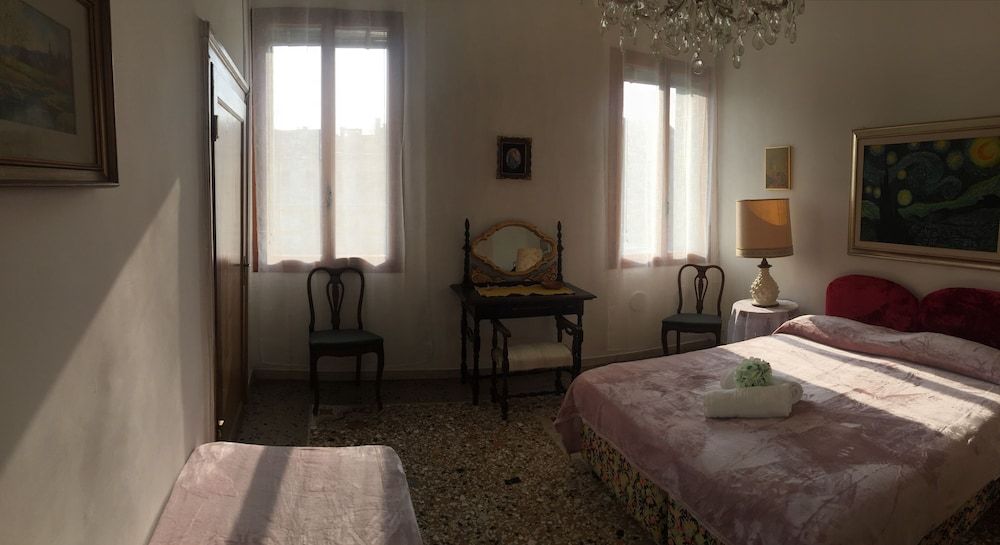 Princess Guest House Honeymoon Room, Shared Bathroom, Canal View 10