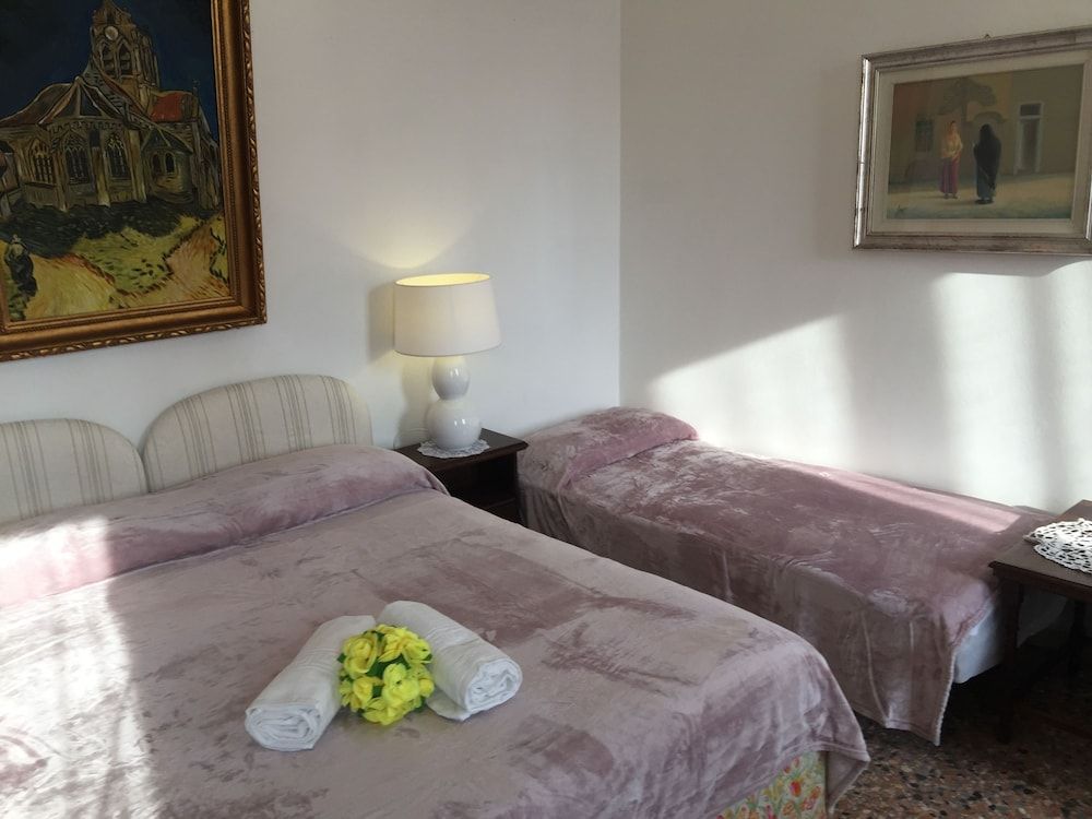 Princess Guest House Luxury Room, Shared Bathroom, Canal View 2