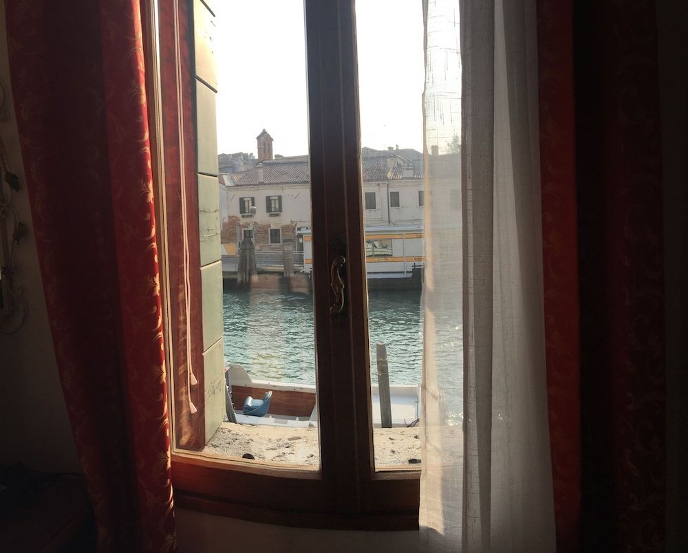 Princess Guest House Luxury Room, Shared Bathroom, Canal View 13