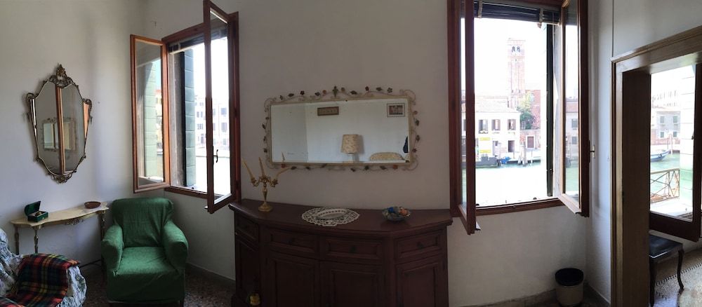 Princess Guest House Luxury Room, Shared Bathroom, Canal View 20