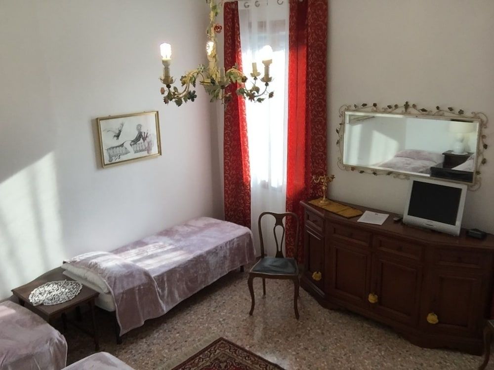 Princess Guest House Luxury Room, Shared Bathroom, Canal View 17