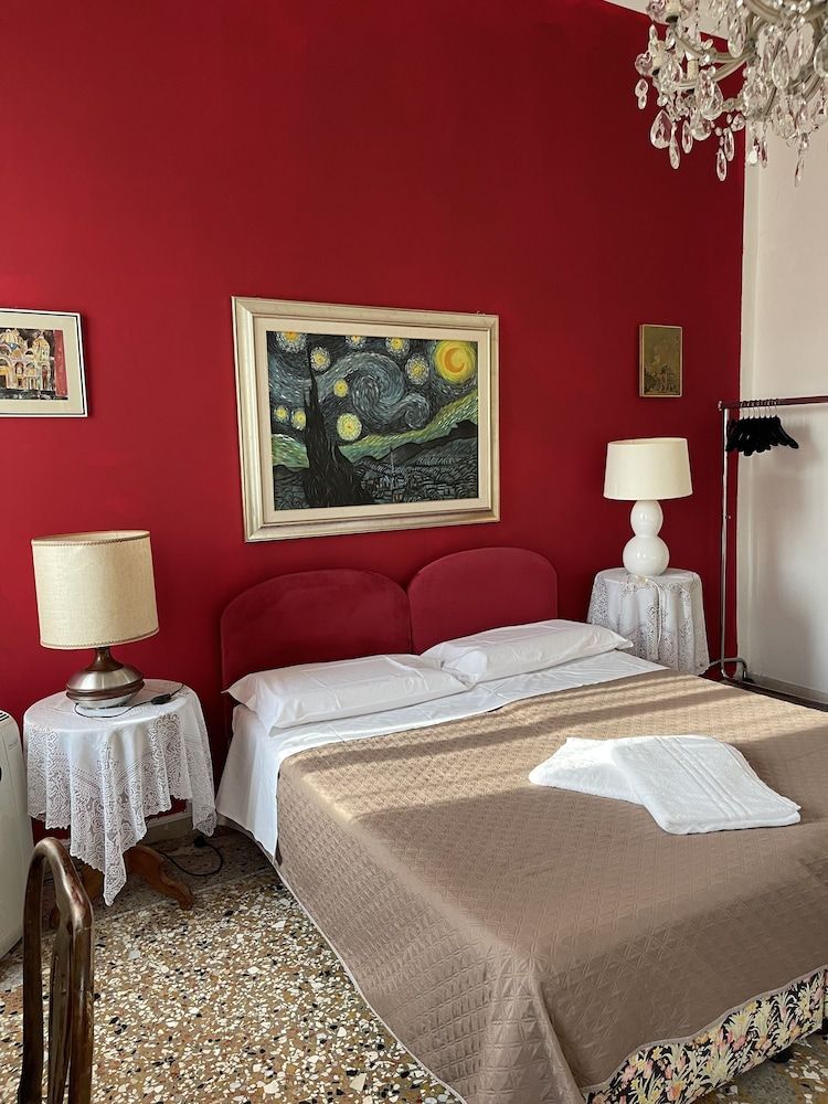 Princess Guest House Honeymoon Room, Shared Bathroom, Canal View 7