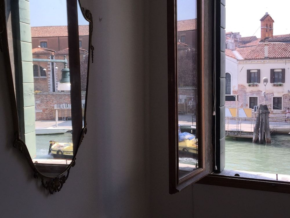 Princess Guest House Luxury Room, Shared Bathroom, Canal View 12