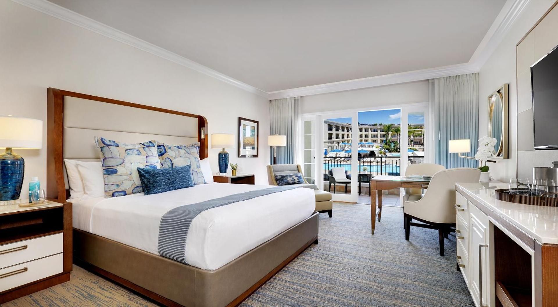 Balboa Bay Resort King Room with Courtyard View 2