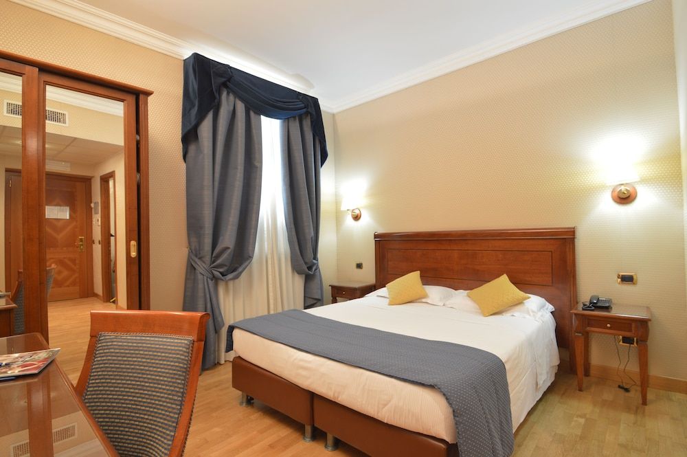 undefined Hotel Montecarlo 5