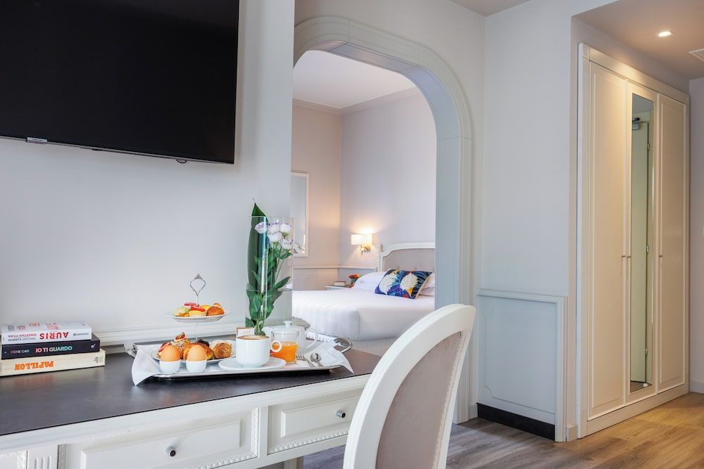 Junior Suite, 1 Queen Bed with Sofa bed