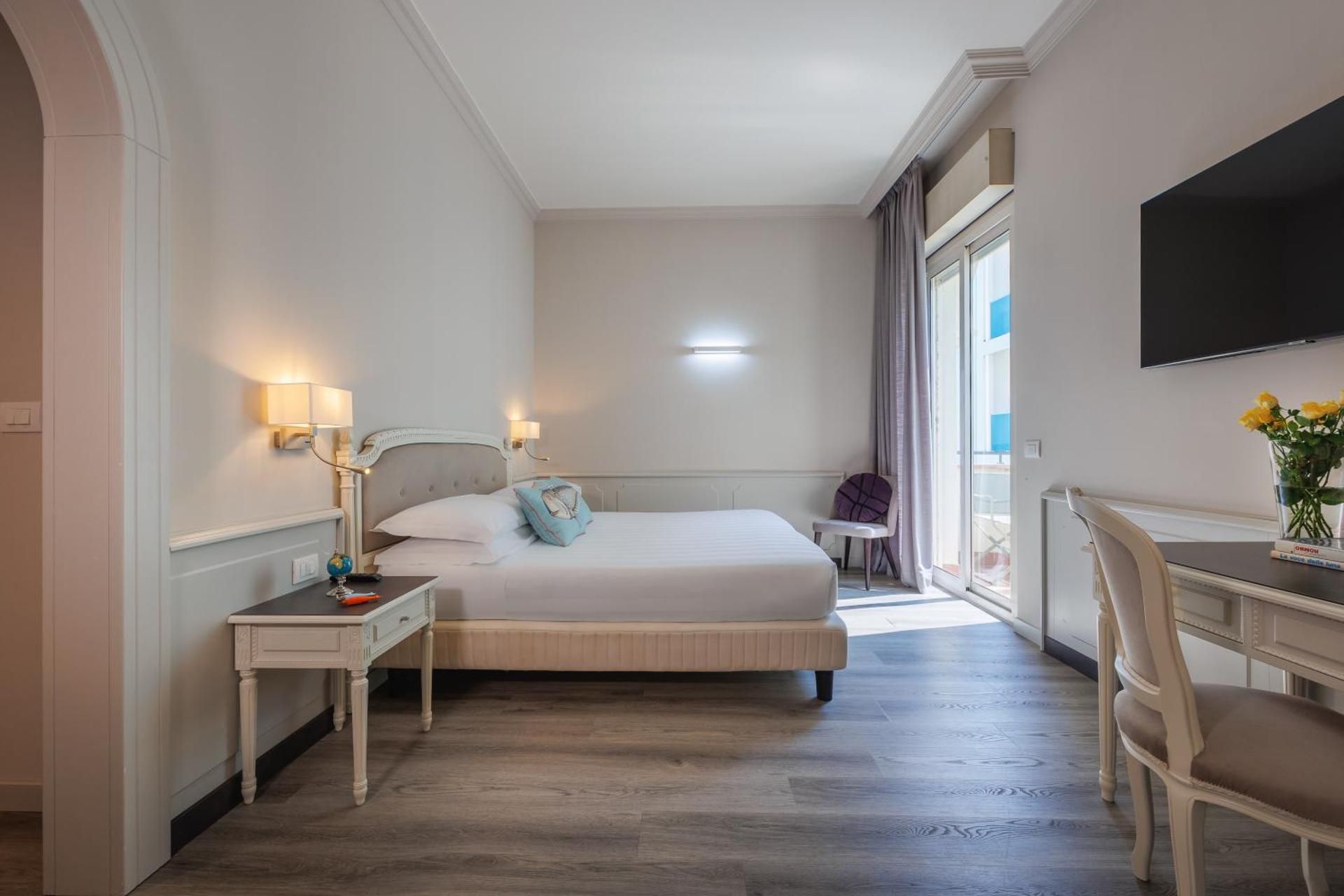 Deluxe Double or Twin Room with Side Sea View