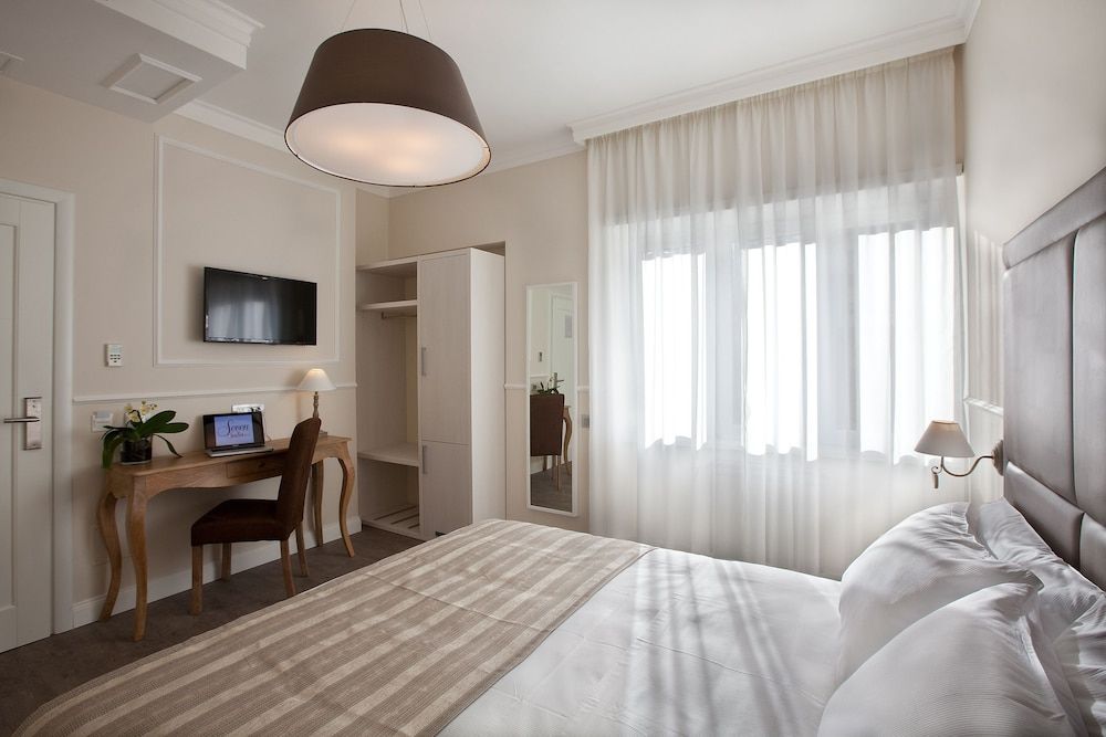 undefined Seven Suites 7