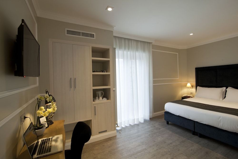 Seven Suites Standard Room 10