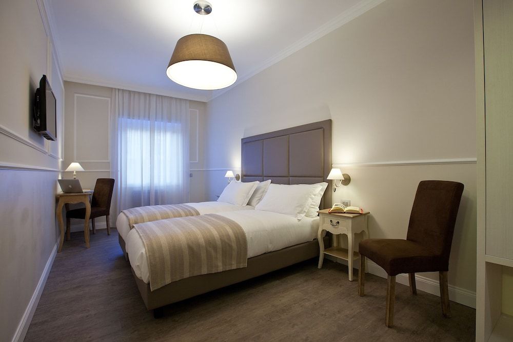 undefined Seven Suites 8