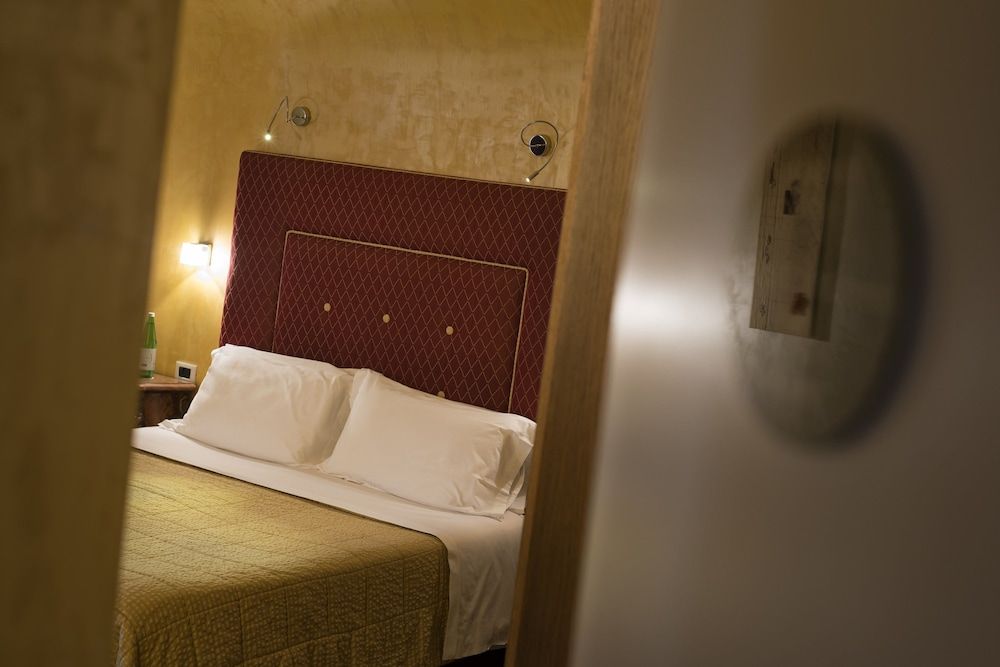 Relais Maddalena Romantic Double Room, 1 King Bed, Ensuite, City View 8