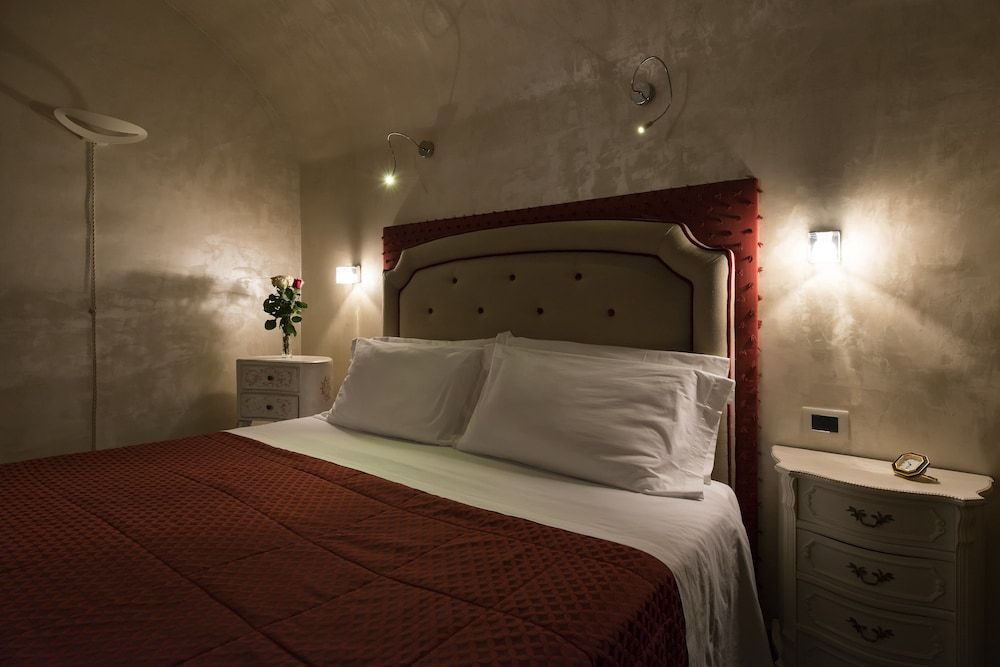 Relais Maddalena Romantic Double Room, 1 King Bed, Ensuite, City View 3