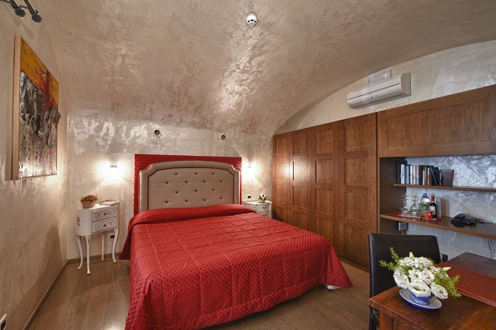 Relais Maddalena Romantic Double Room, 1 King Bed, Ensuite, City View 2