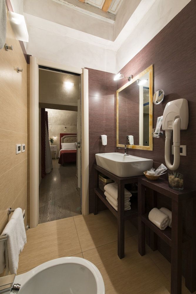 Relais Maddalena Romantic Double Room, 1 King Bed, Ensuite, City View 12