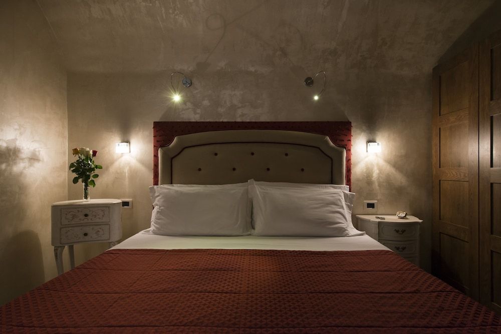 Relais Maddalena Romantic Double Room, 1 King Bed, Ensuite, City View 5