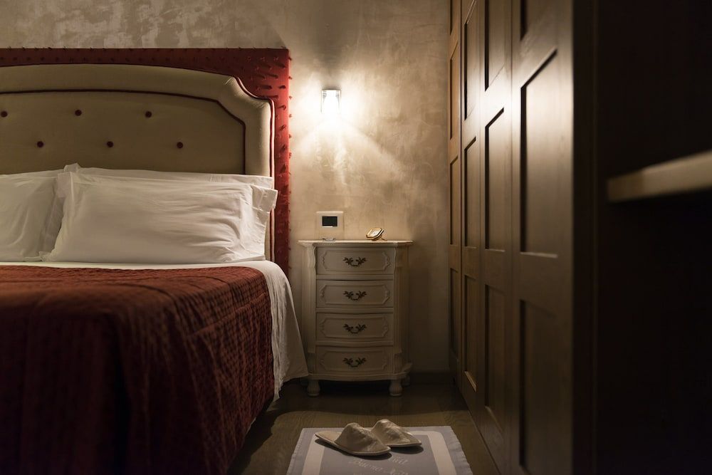 Relais Maddalena Romantic Double Room, 1 King Bed, Ensuite, City View 4