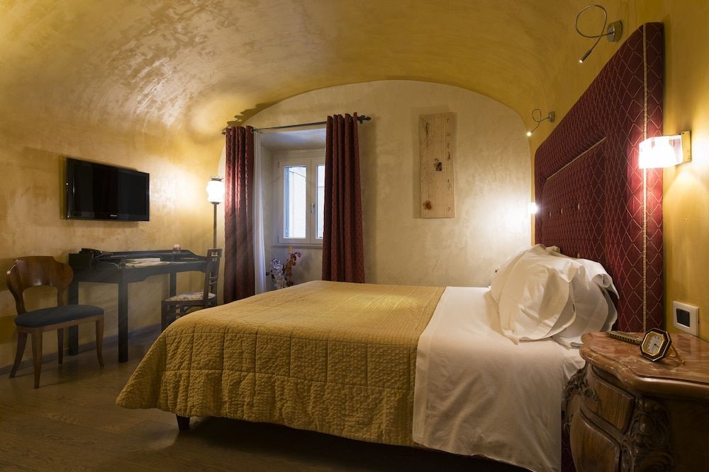 Relais Maddalena Romantic Double Room, 1 King Bed, Ensuite, City View 6