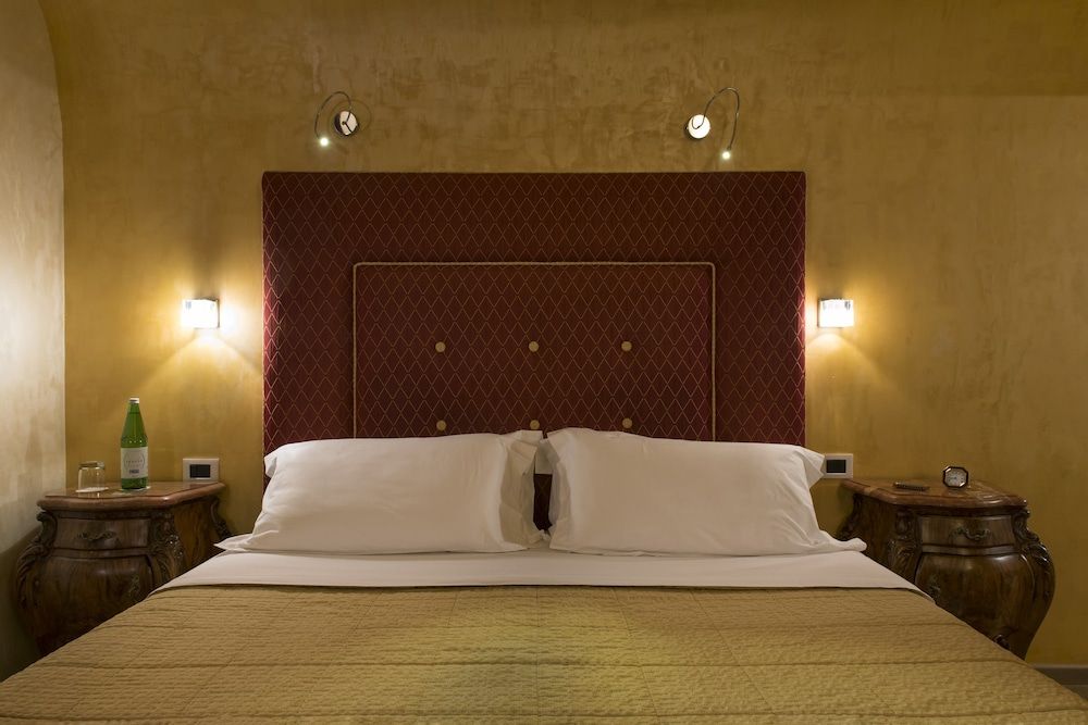 Relais Maddalena Romantic Double Room, 1 King Bed, Ensuite, City View 9