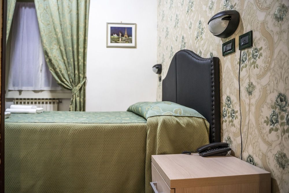 undefined Hotel Ferrarese Roma 3