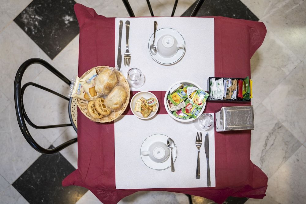 undefined Hotel Ferrarese Roma 10