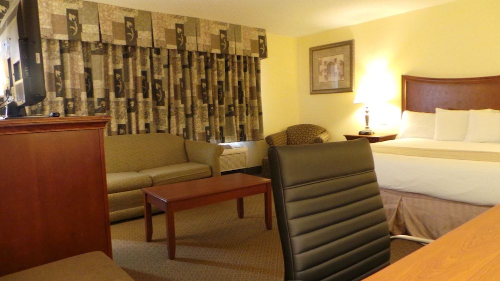Suite, Multiple Beds, Non Smoking (2 Queen Beds & 1 King Bed)