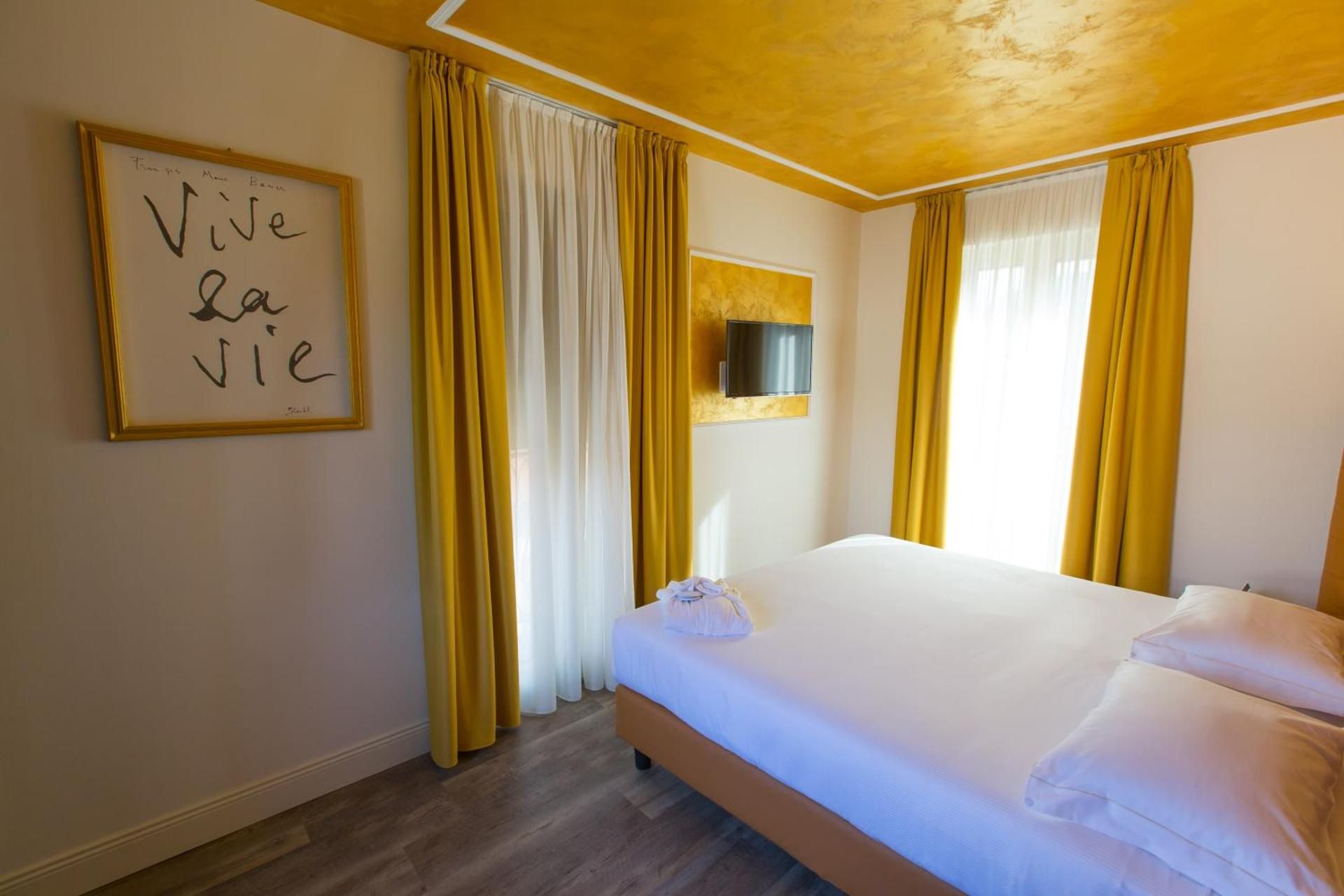 Suite with Lake View