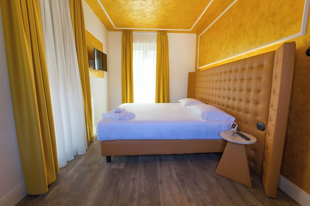 Suite, 1 King Bed with Sofa bed, Lake View