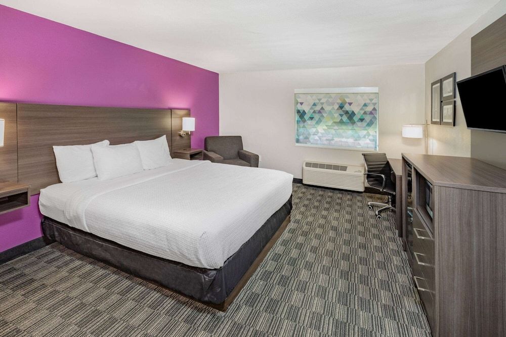 undefined La Quinta Inn & Suites by Wyndham Houston Southwest 2