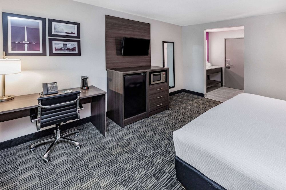 La Quinta Inn & Suites by Wyndham Houston Southwest Room, 1 Double Bed, Accessible, Non Smoking (Mobility, Roll-In Shower) 4