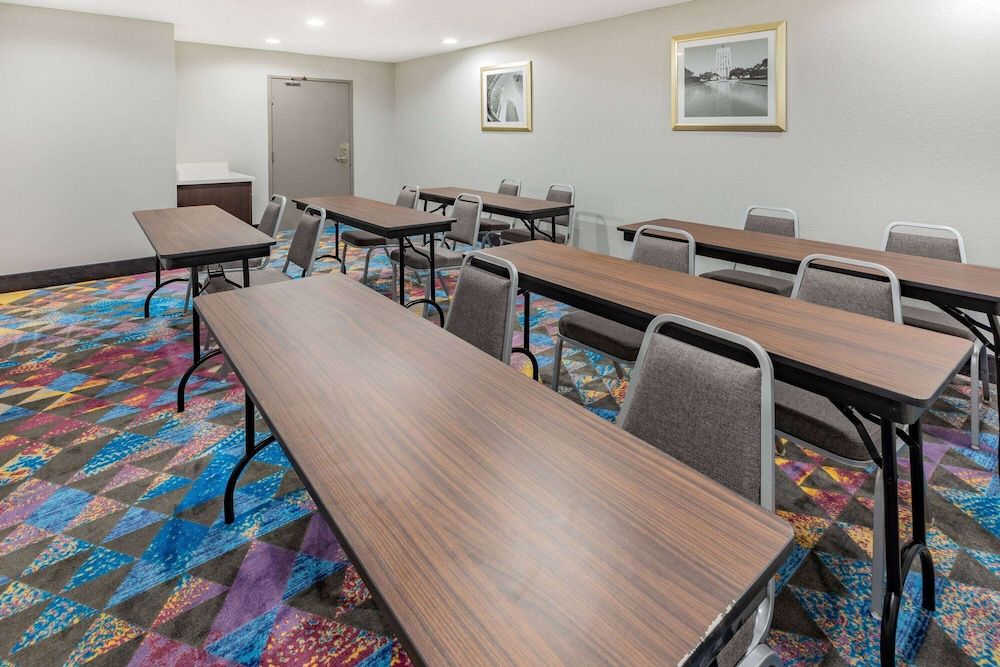 undefined La Quinta Inn & Suites by Wyndham Houston Southwest 9