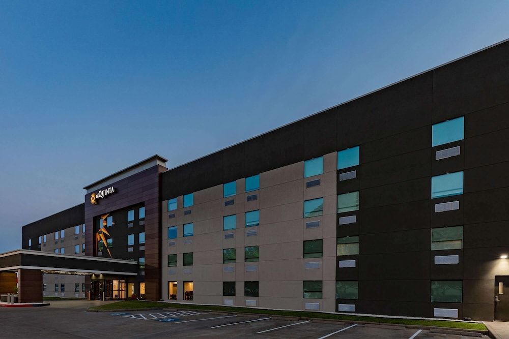 undefined La Quinta Inn & Suites by Wyndham Houston Southwest 8