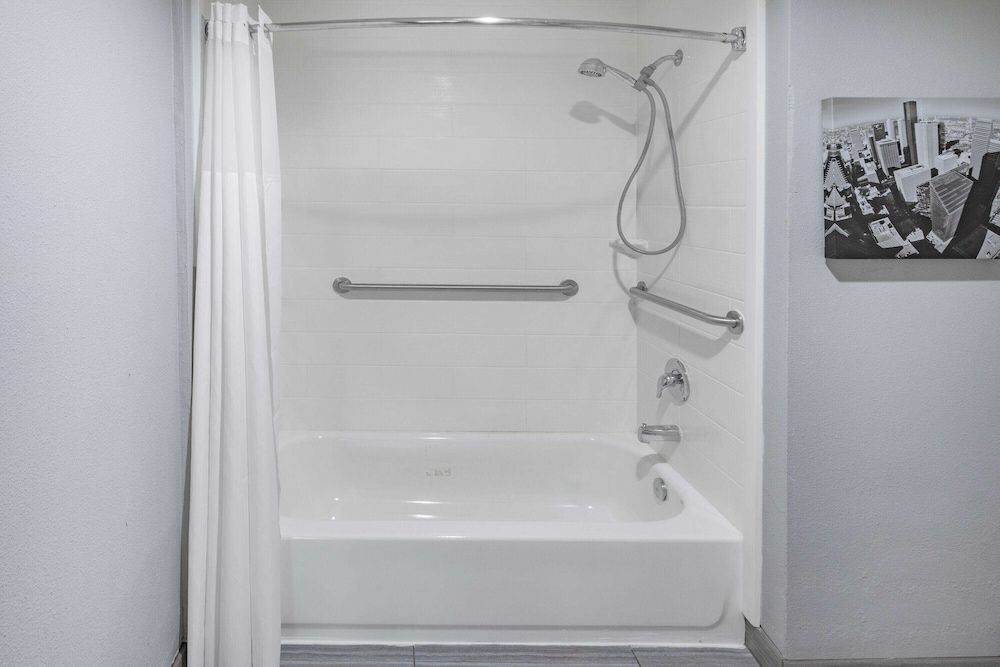 La Quinta Inn & Suites by Wyndham Houston Southwest Room, 1 Double Bed, Accessible, Non Smoking (Mobility, Roll-In Shower) 8