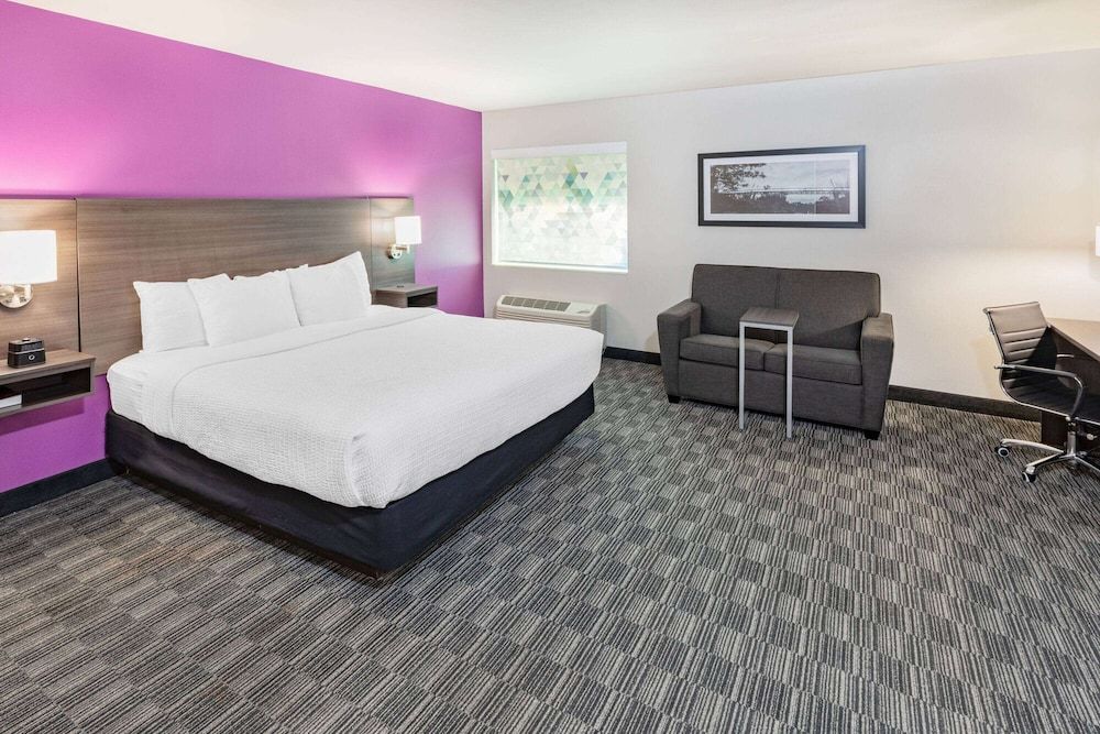 undefined La Quinta Inn & Suites by Wyndham Houston Southwest 3