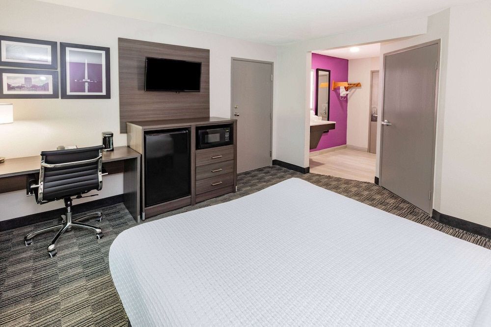 La Quinta Inn & Suites by Wyndham Houston Southwest Room, 1 Double Bed, Accessible, Non Smoking (Mobility, Roll-In Shower) 3