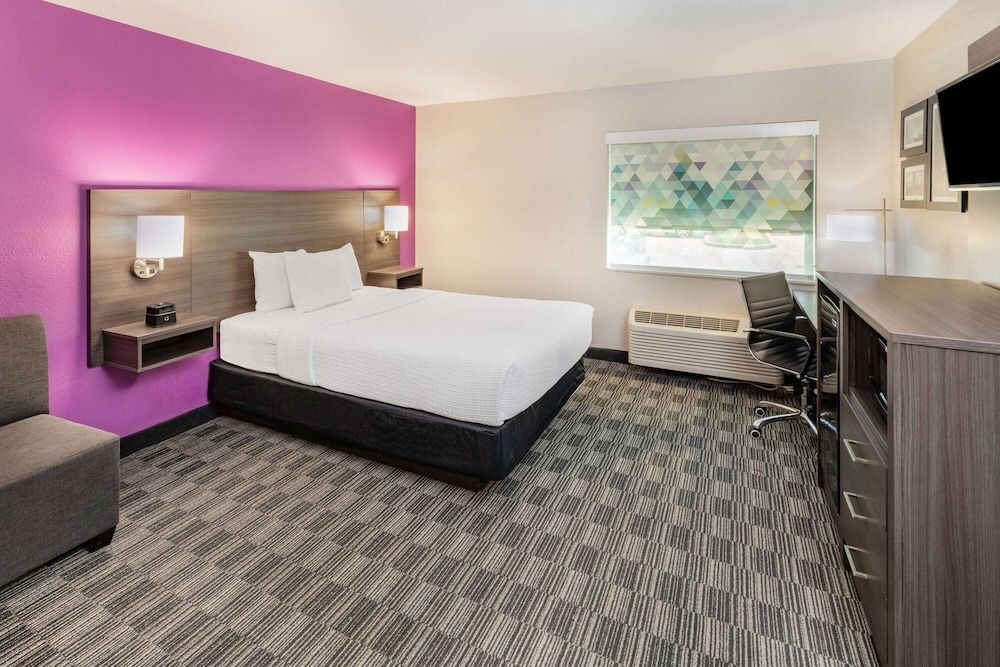 undefined La Quinta Inn & Suites by Wyndham Houston Southwest 4