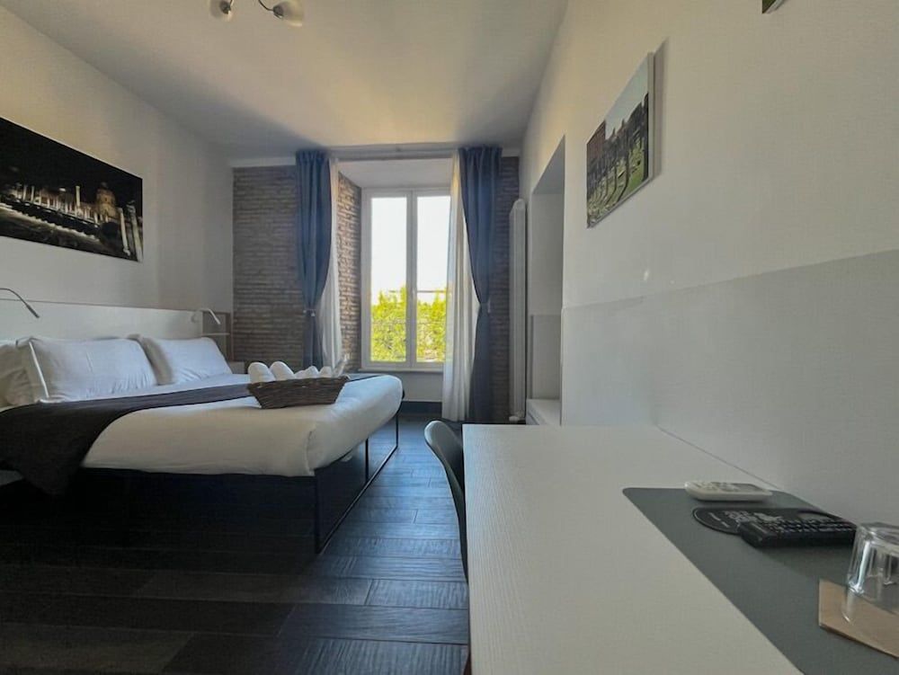 Arch Rome Suites Deluxe Double Room 3