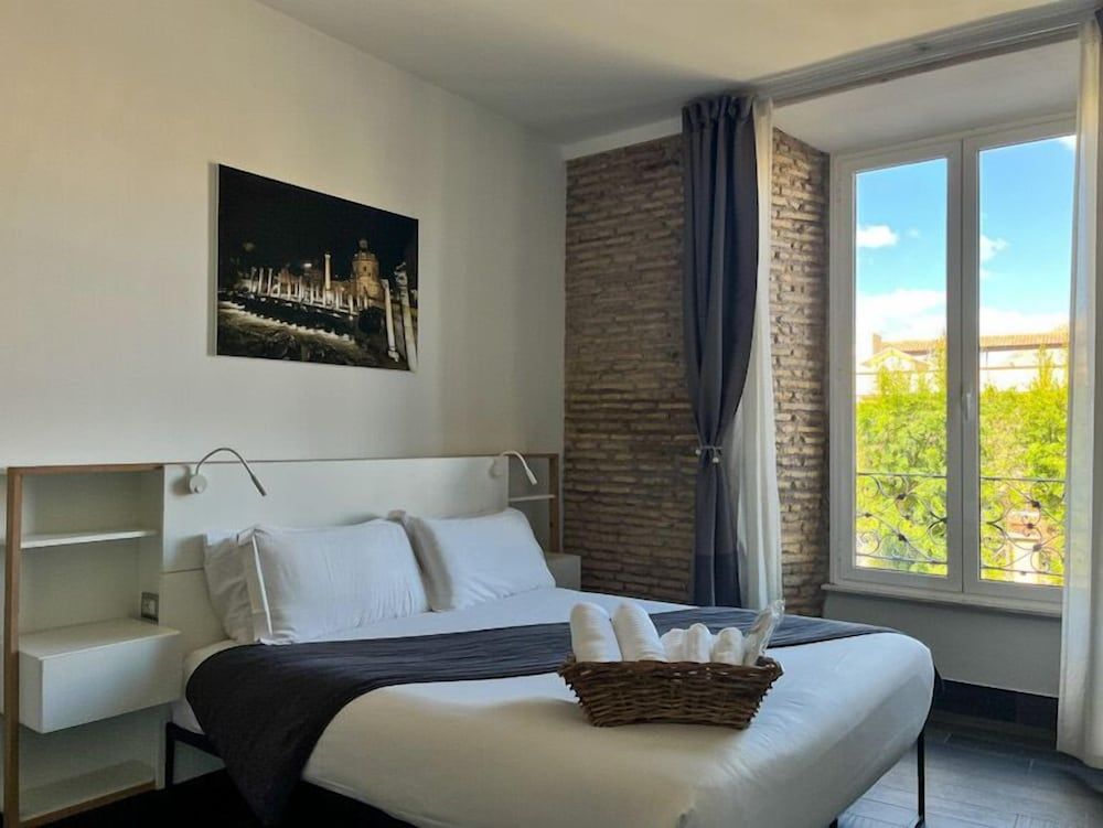 Arch Rome Suites Deluxe Double Room 9