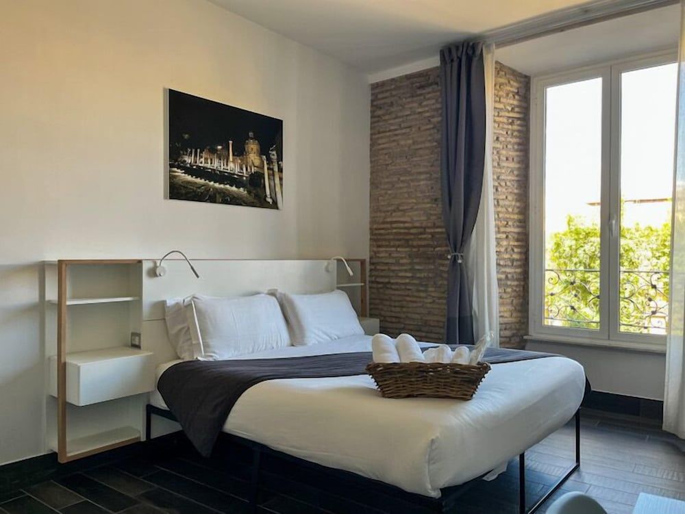 Arch Rome Suites Deluxe Double Room 2