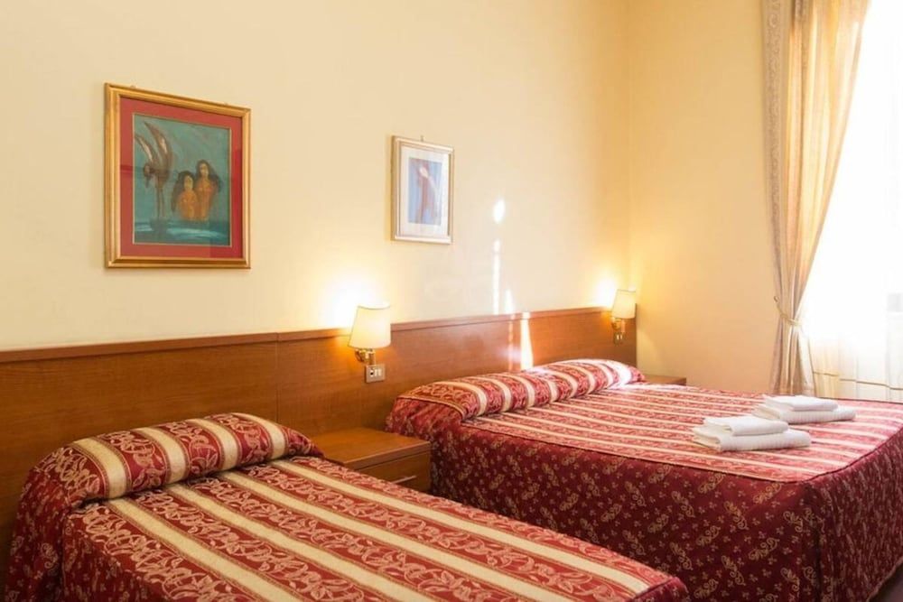 Hotel Azzurra Standard Triple Room (bagno privato) 2