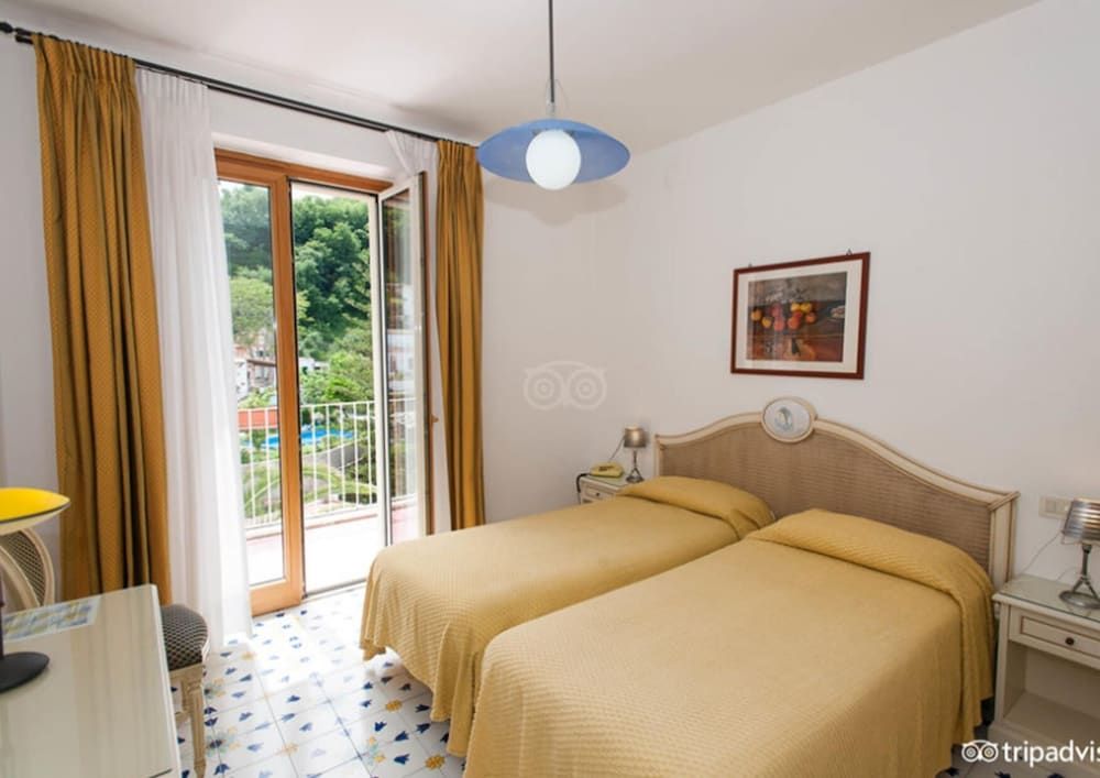 Comfort Room, Balcony