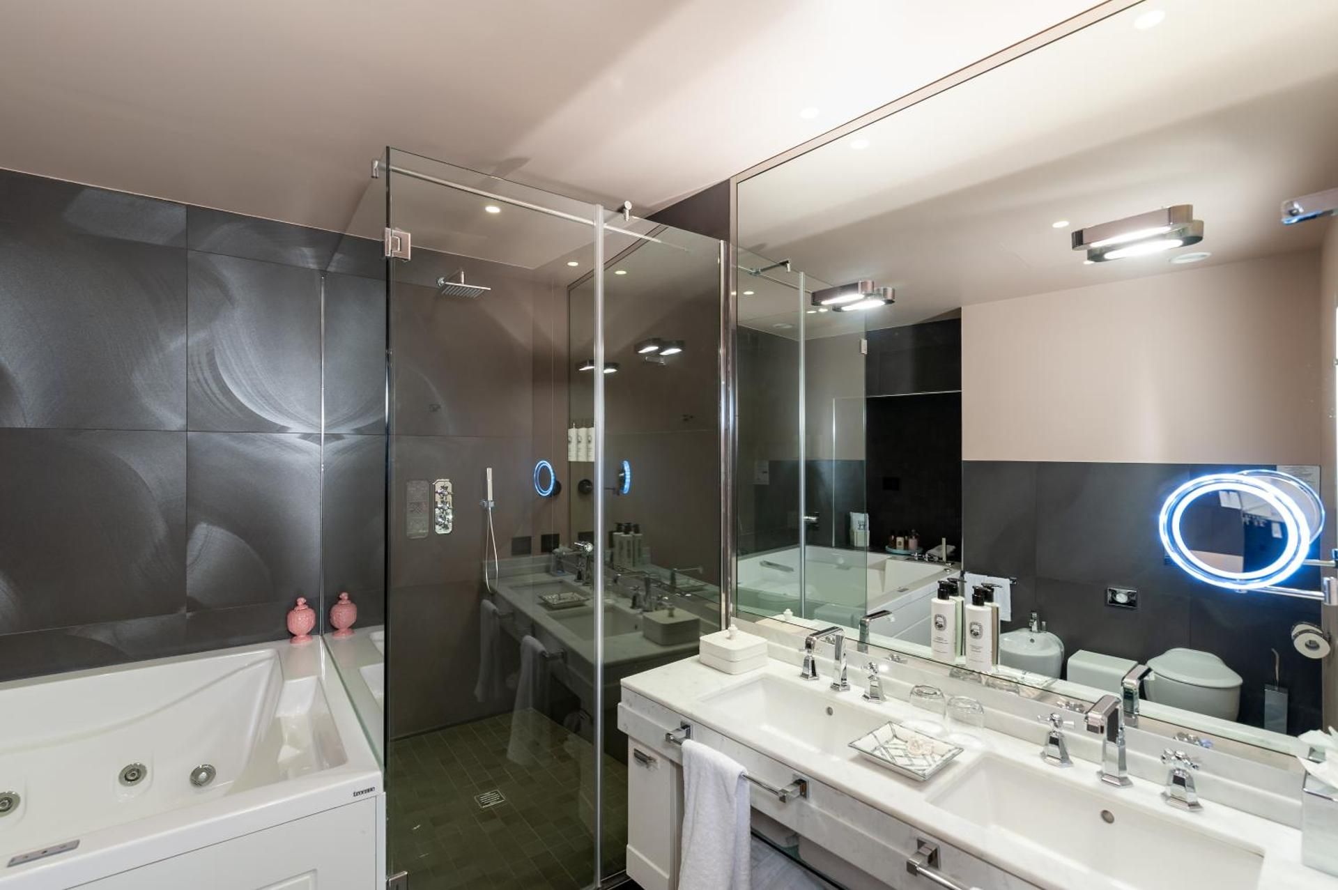 Queen Suite with Spa Bath