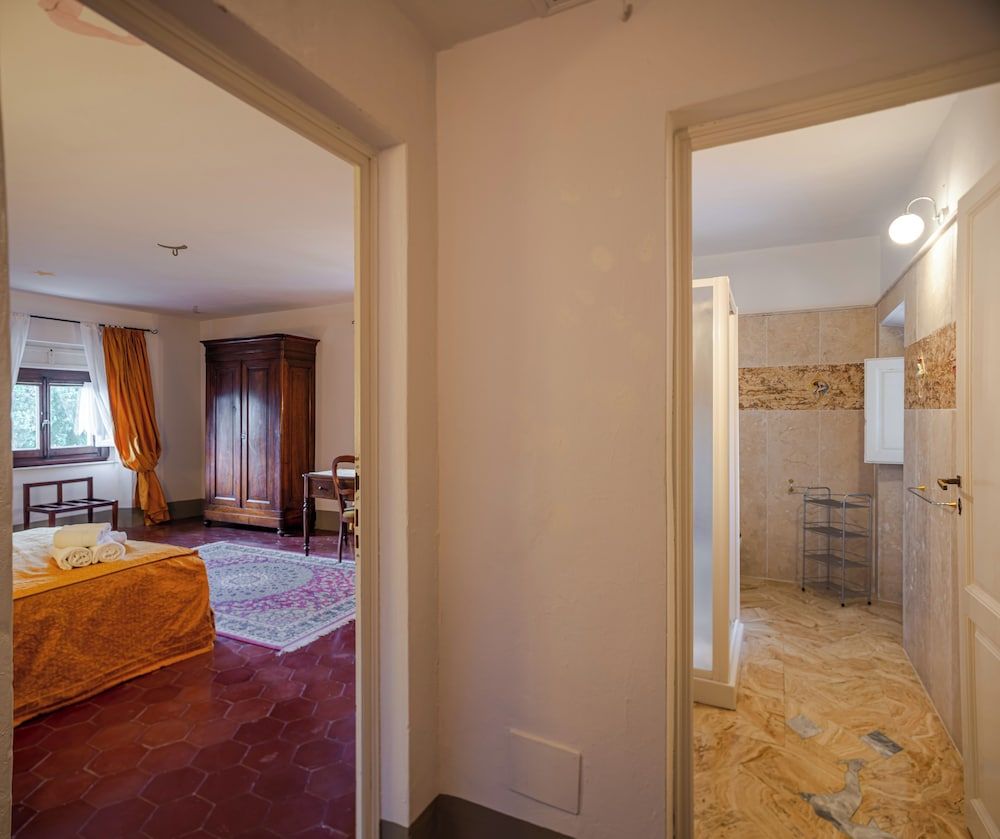 Villa Le Querciolaie Triple Room 6