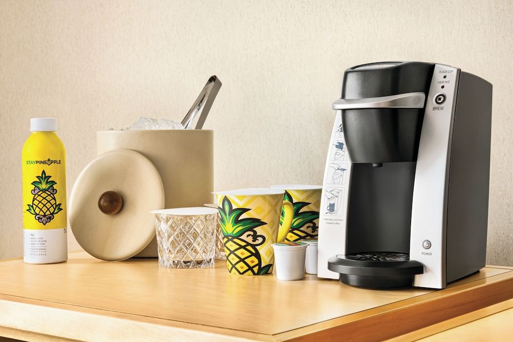 Staypineapple, University Inn, University District Seattle Traditional Room, 1 Queen Bed 6